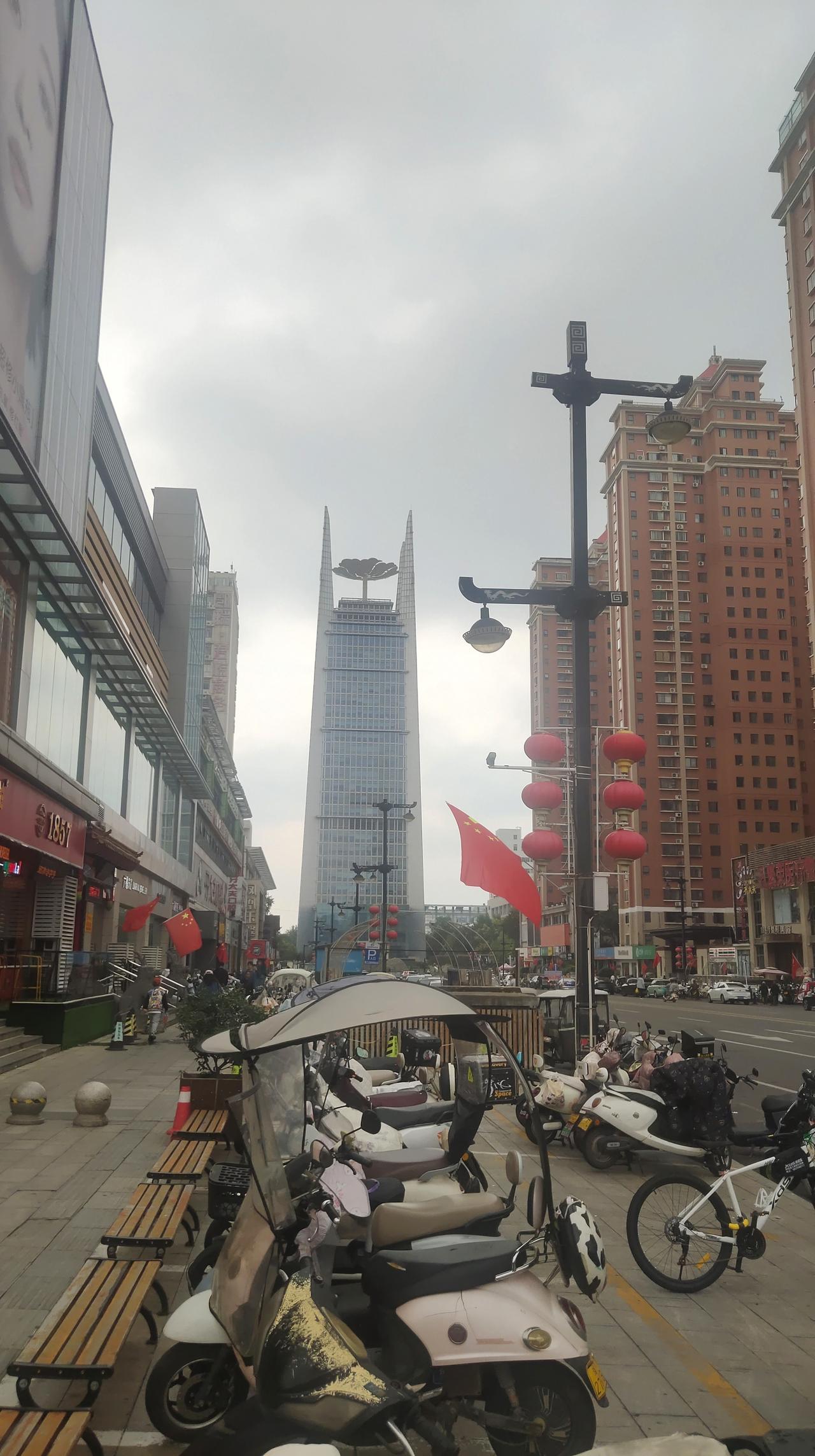 今天到洛阳游玩，发现有一个楼的造型很特别，不知道是什么单位。楼顶上像长一棵树，两