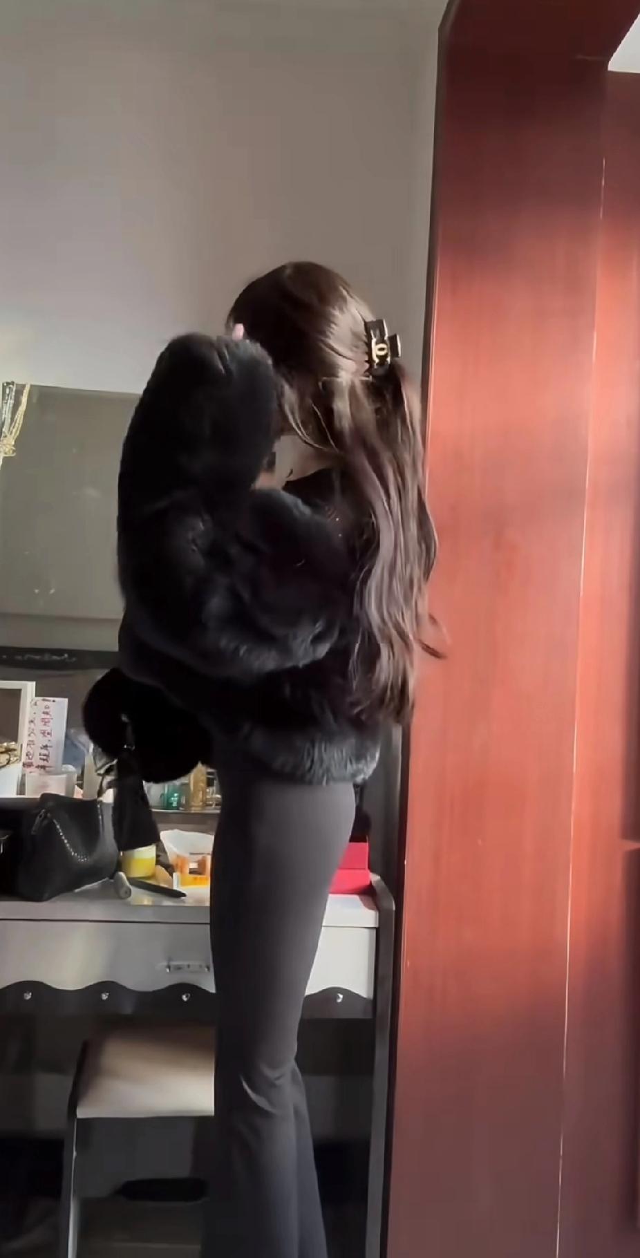 冬日穿搭指南：黑色毛绒外套+灰色紧身裤，温暖又时尚！秋冬毛绒绒穿搭 毛绒外套女冬