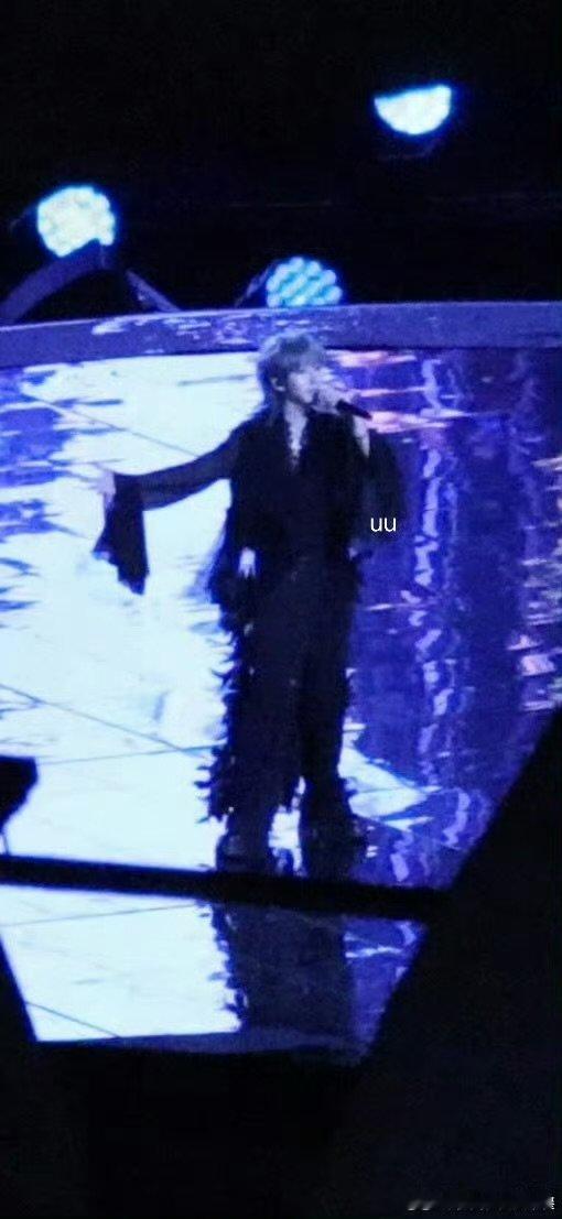 贺峻霖银发狼尾贺峻霖银发狼尾造型 贺峻霖新音彩排路透，银发狼尾造型好帅，期待明天