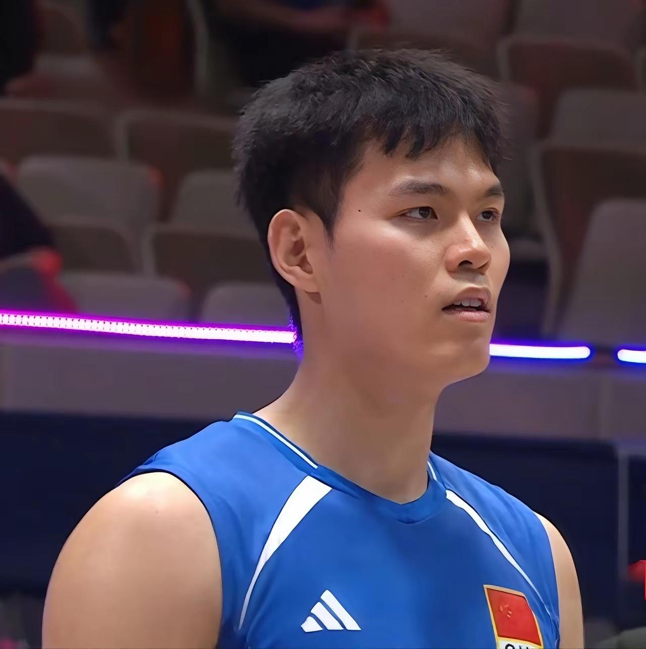 他叫王滨，现在中国男排国家队的队员主攻手，去年还是个被批得体无完肤的主攻手，今晚