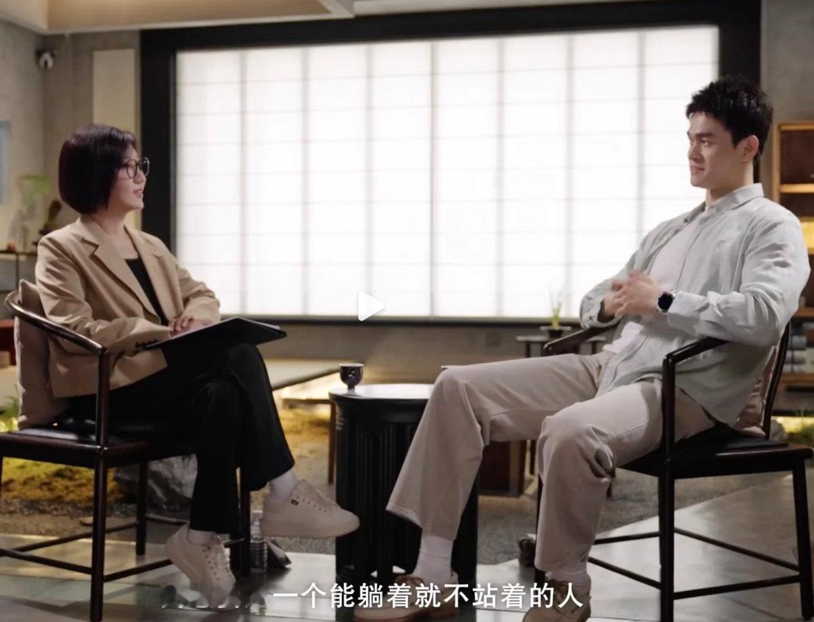 采访现场秒变干饭现场！孙杨采访时突然点餐，反差感直接拉满近日孙杨采访时突然开始点