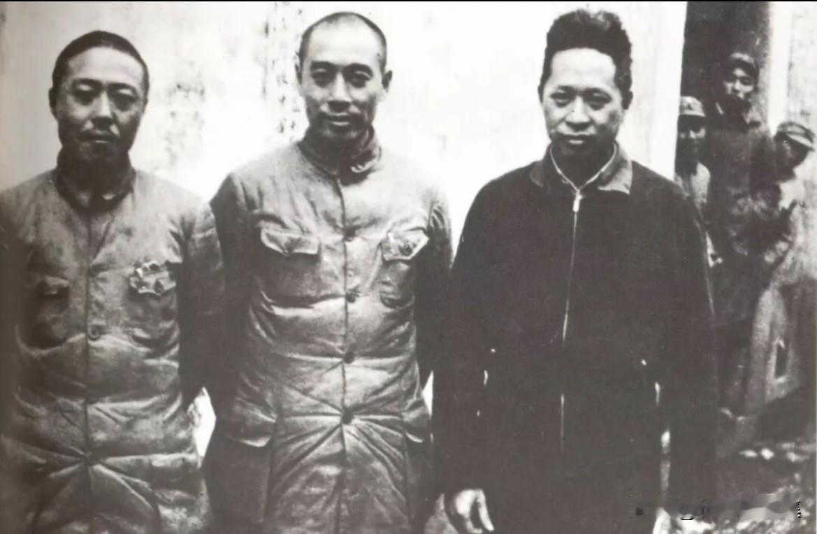 1939年春，​中共中央军事委员会副主席、国民政府军事委员会政治部副部长周恩来到