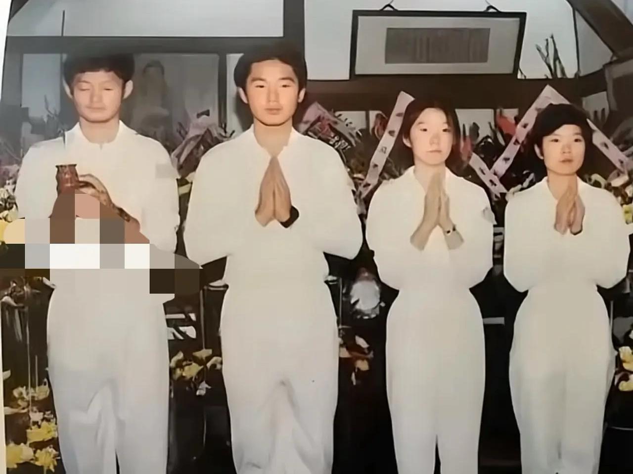 1990年，孙立人病逝后，长子孙安平、次子孙天平、小女孙太平、长女孙中平在父亲葬