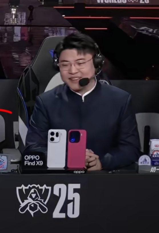 KT对战T1 英雄联盟总决赛解说席上摆放的我 OPPO  Find X9 Pro