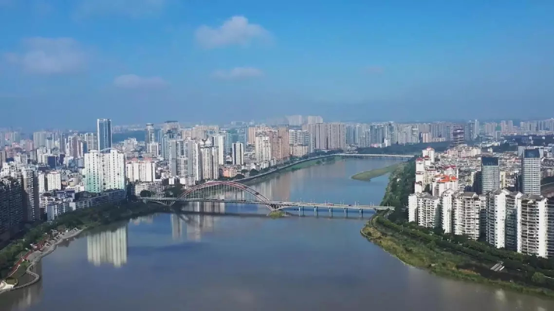 上半年中国GDP同比增长4.7%，增量3.6万亿元，创近五年同期最大。在全球经济