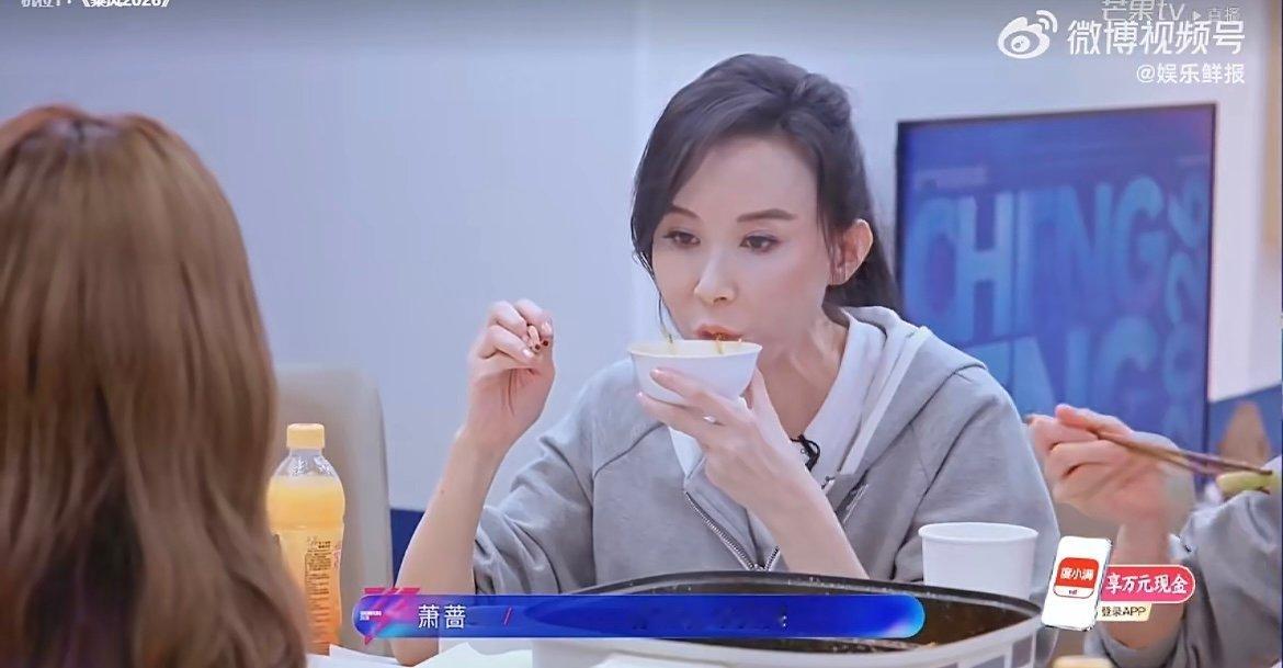 萧蔷霸总式安慰安崎 前辈的暖心守护太戳人，清醒发言直击人心，让安崎放下不安，相信