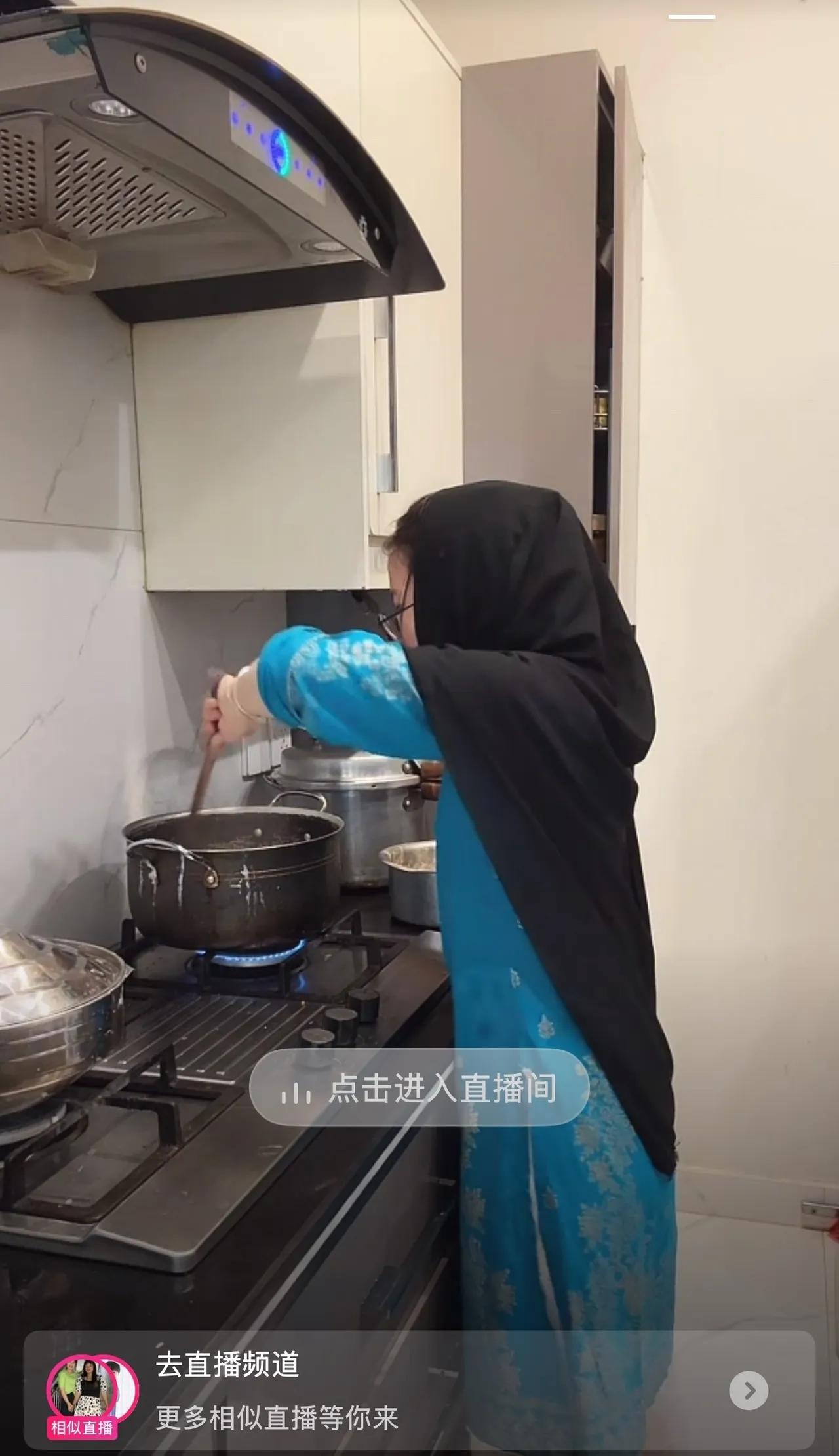 这是一位中国女孩儿，嫁给了巴基斯坦丈夫。生了两个孩子，伺候十几口人，前段时间重度