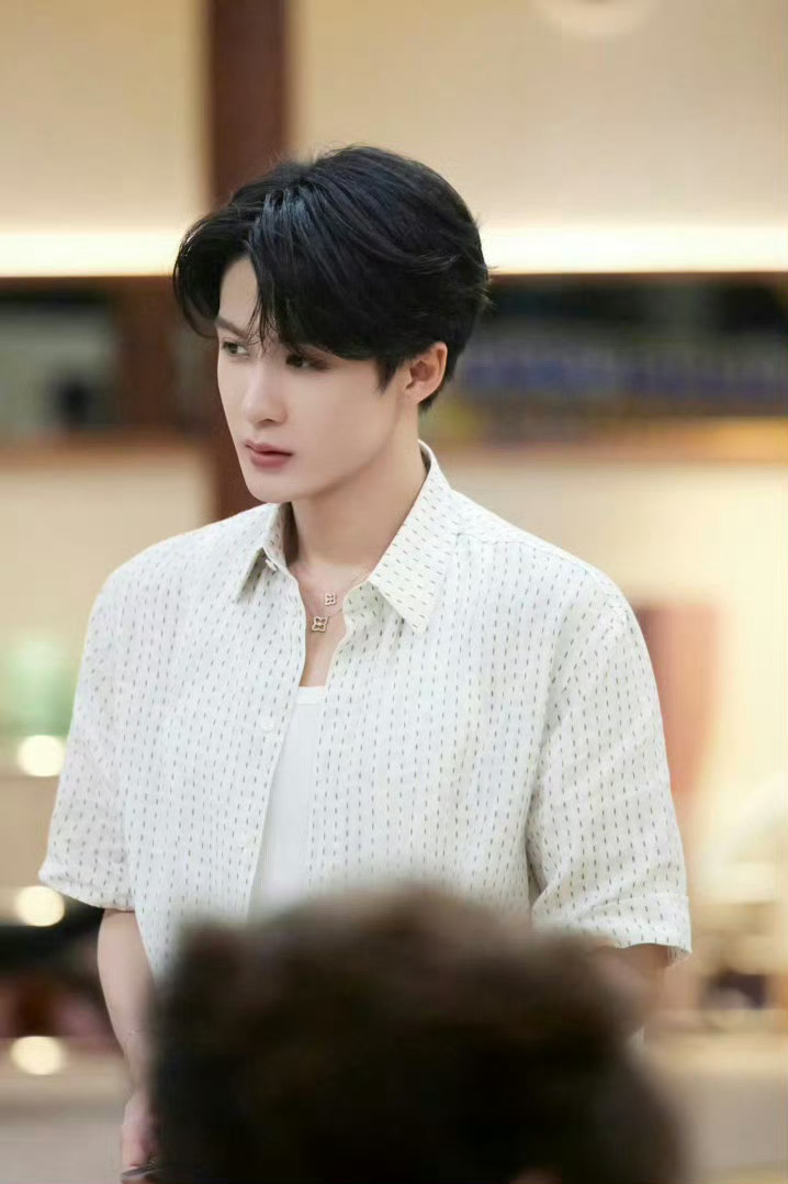 我也想把檀健次搂怀里不行的话，被檀健次搂怀里也行 何炅把檀健次搂在怀里 檀健次没