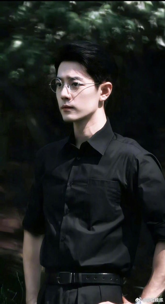 【哪张男星黑衬衫造型图是你的屏保？】都说#黑衬衫是男明星最好的医美# ​​​，肩