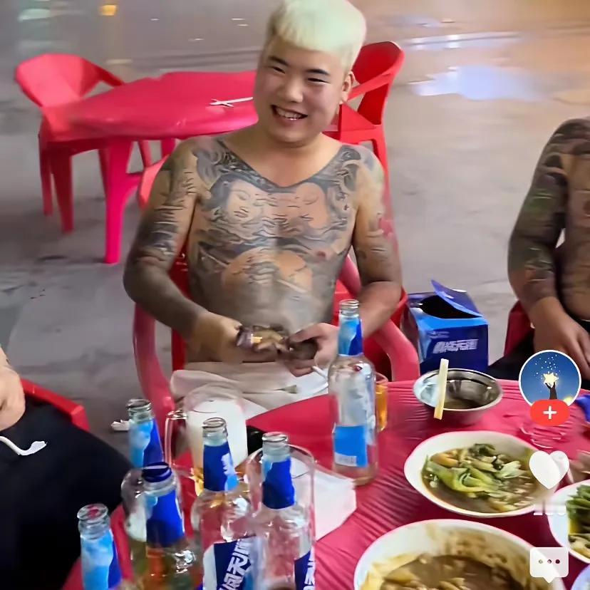 这种纹身少年
 将来能做什么？？

美团和快递都得穿工作服，优势显不出来。澡堂子