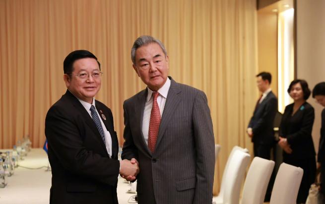高规格安排中国！当地时间 7 月 21 日，王毅抵达菲律宾马尼拉，多国主动登门展