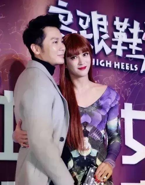 李晨终于又有“新女友”了？“美女”一袭紫色印花裙配咖色长发，风情万种，美过范冰冰