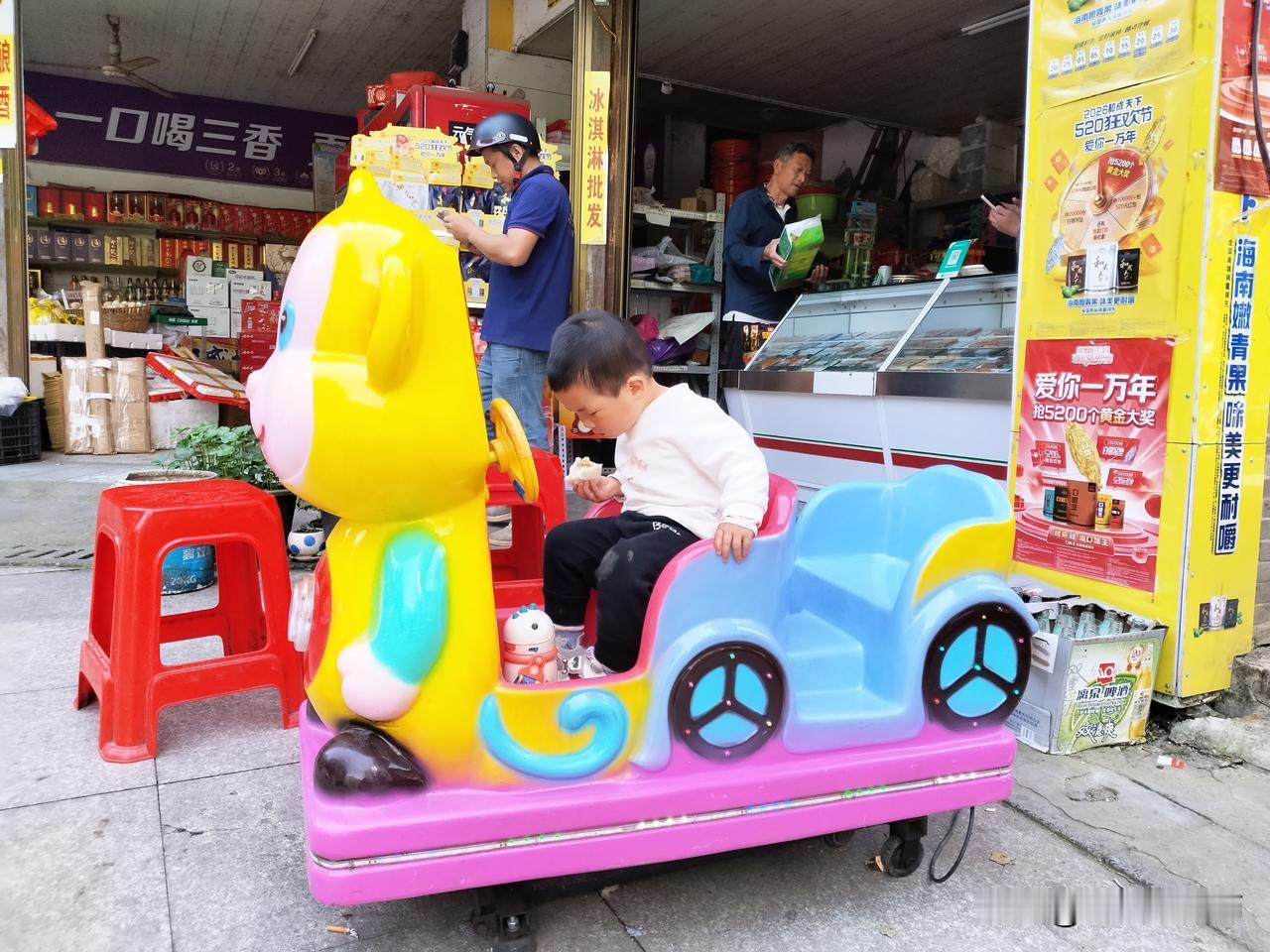 我带孙女就是两招，让她吃好、玩好。
今天出了大太阳，儿媳妇在洗衣服、被子，叫我带