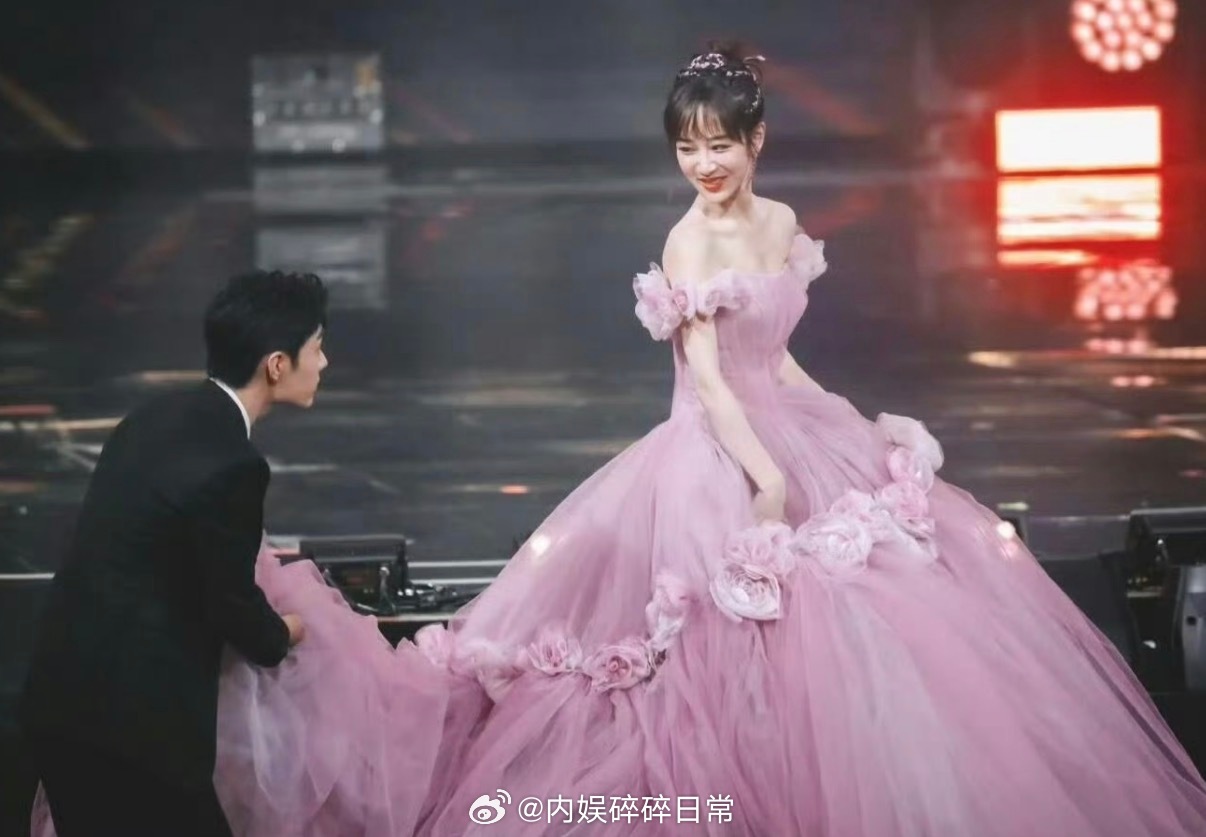 肖战杨紫内娱拍立得鼻祖优秀的人就是会在顶峰相见七年前合作《余生请多指教》七年后双