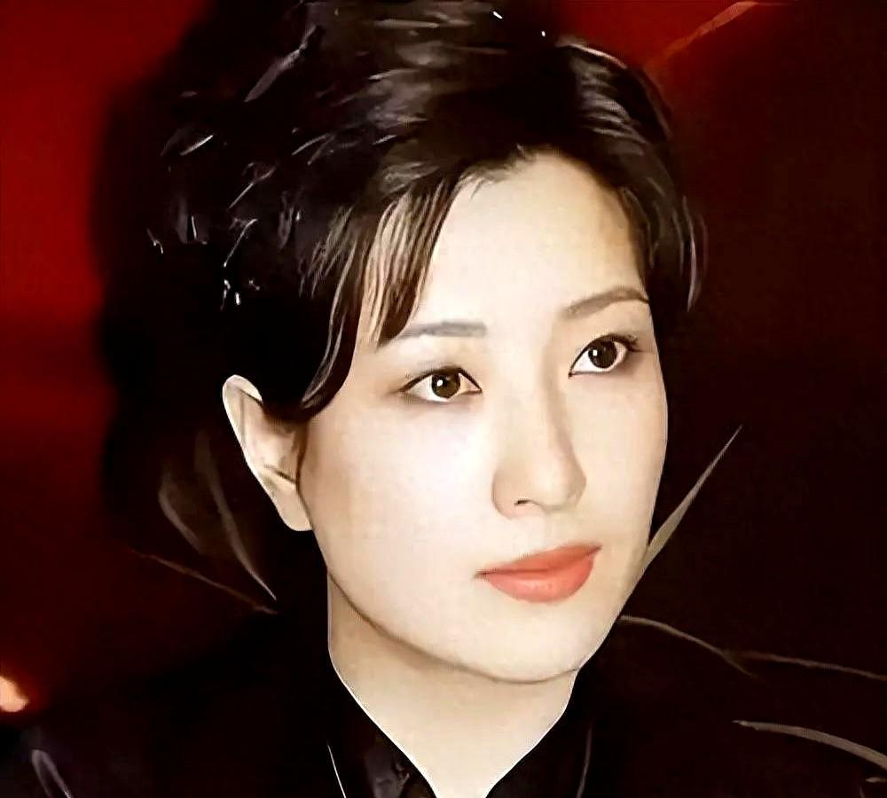 海军大校，演完“最像宋美龄”后，竟三年无戏可拍。

62岁的王静，最近在朋友聚会