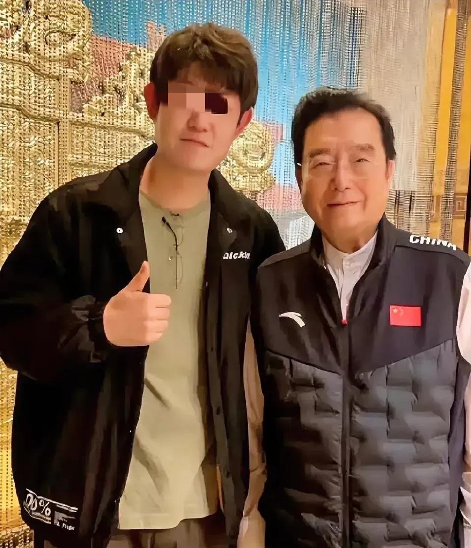 李天一终于露面了，经过10年铁窗生涯洗礼的他，看起来成熟沉稳了不少，而且越来越面
