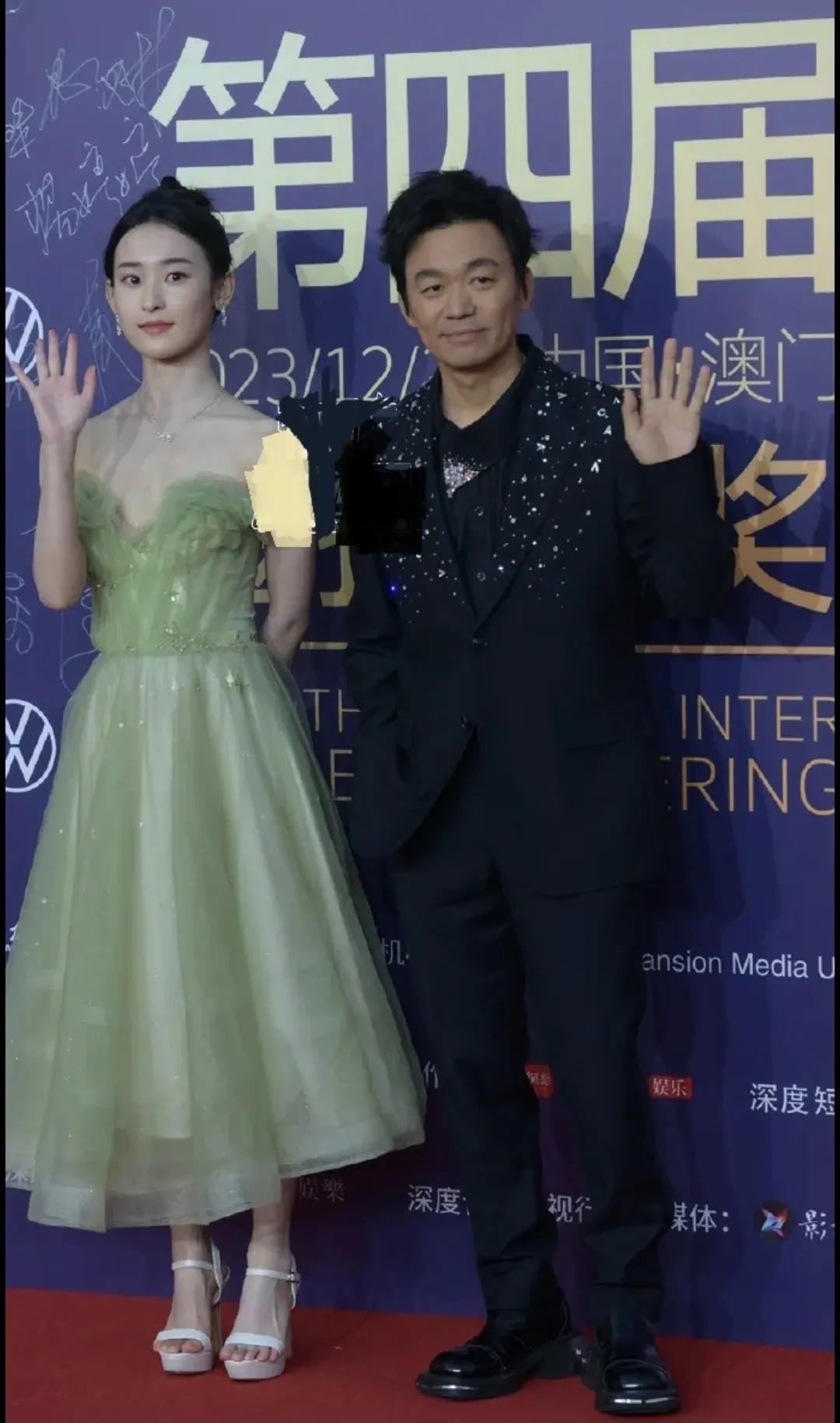 王宝强张祎曈同框
王宝强和张祎曈一起现身澳门出席活动
张祎瞳，一袭绿色纱裙出镜
