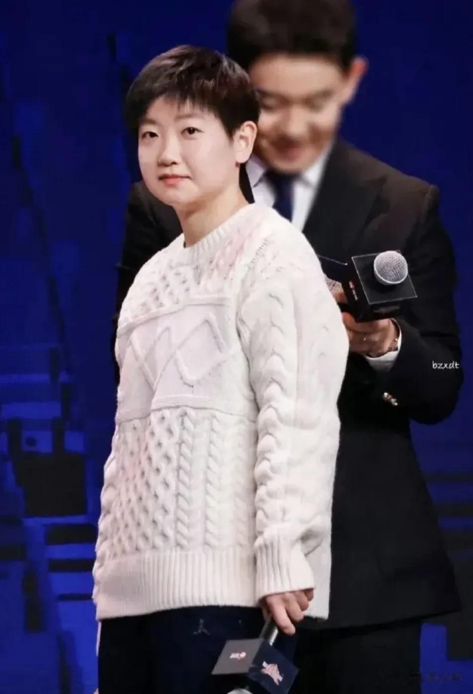 #冬日生活打卡季# 孙颖莎，穿着四件套：
羽绒服、毛衣、裤子、LV鞋，总价值人民