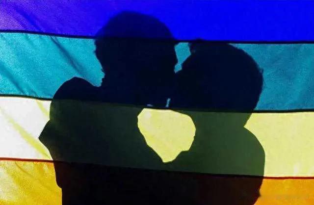 张大爷今年73岁，有一定文化，一般爱好不足以满足他空虚的晚年。10分钟后，我叔叔