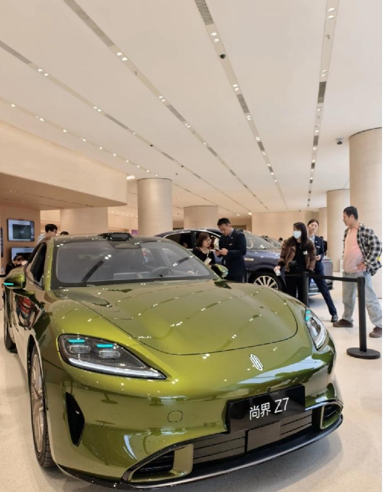 雷军： 舒淇代言的新一代SU7发布热度挺高，我看尚界Z7也玩起了“谁看谁尚头”的