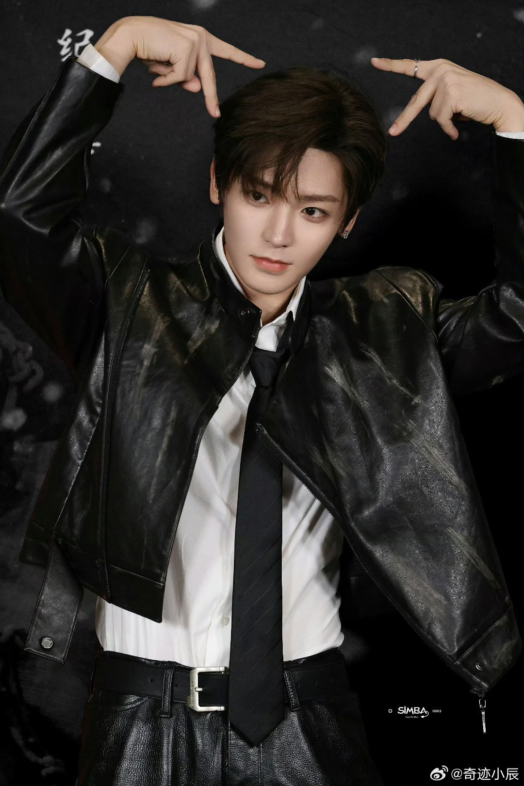 侯明昊机场被粉丝包围了 救命！侯明昊这机场阵仗也太夸张了！里三层外三层全是人，现