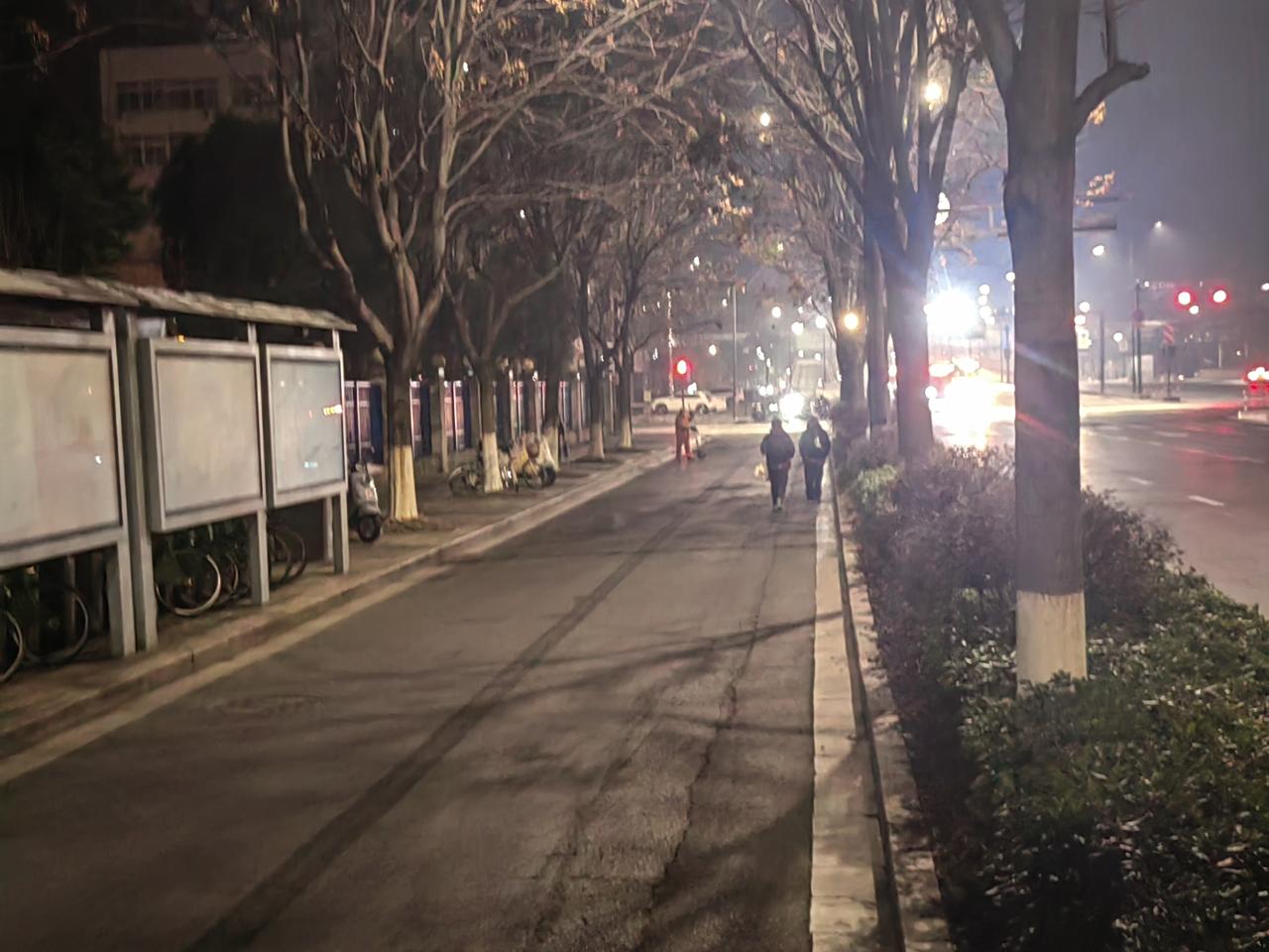 很不理解:
现在的交通这么便利，小学生上学还要这么早？我们所谓的减负到底减了哪些