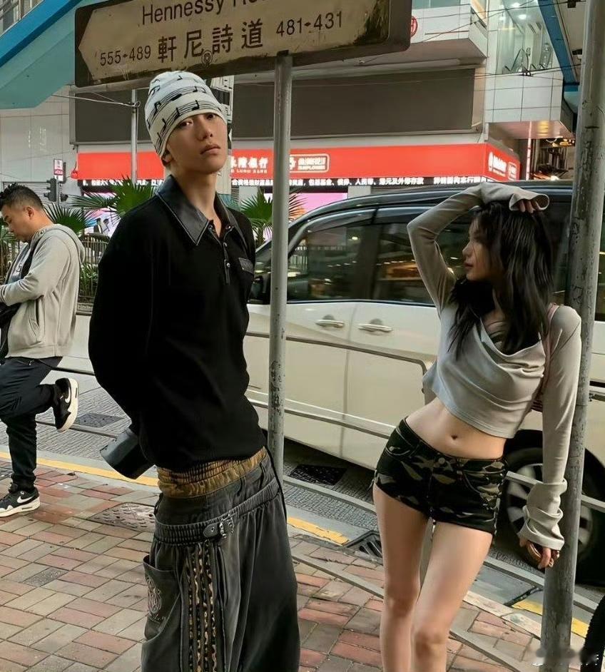 这裤子的设计是 一边走一边提？ 