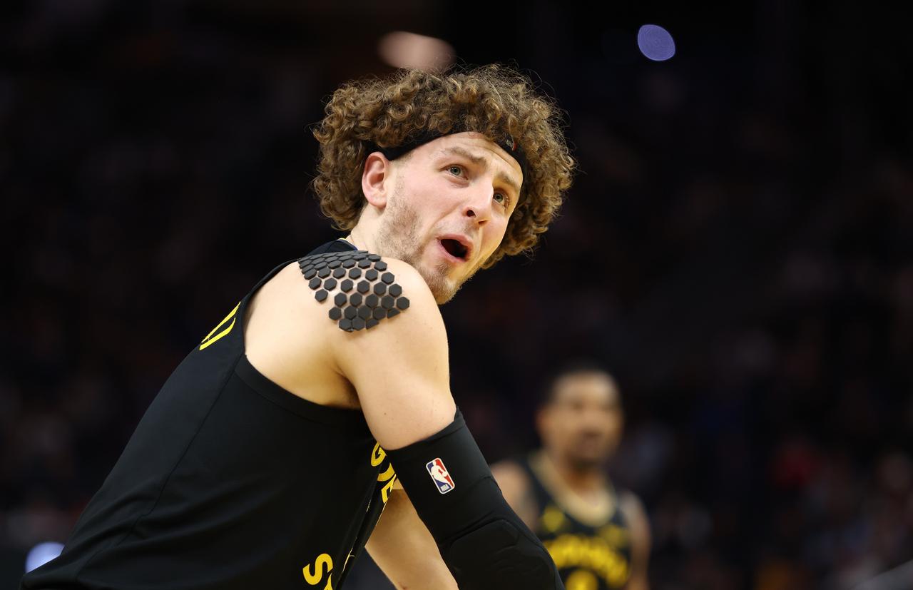 烦恼！这种球员到底多少钱续约合适呢？
勇士惨败给了湖人，本场比赛，波杰姆斯基打了