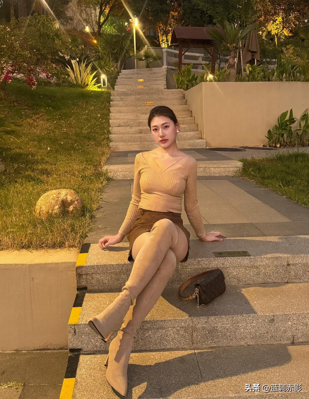 都市夜色下的优雅时光，时尚穿搭与自然美景的完美融合。