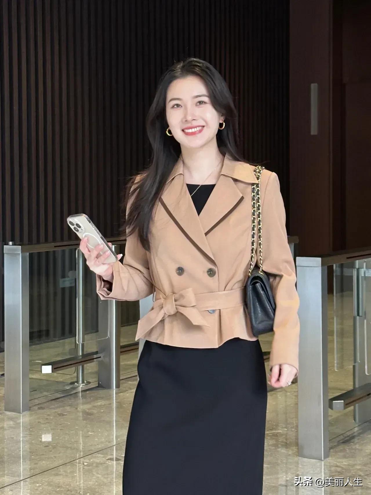 钱离开人，废纸一张;人离开钱，废物一个。鹰，不需鼓掌，也在飞翔。小草，没人心疼，