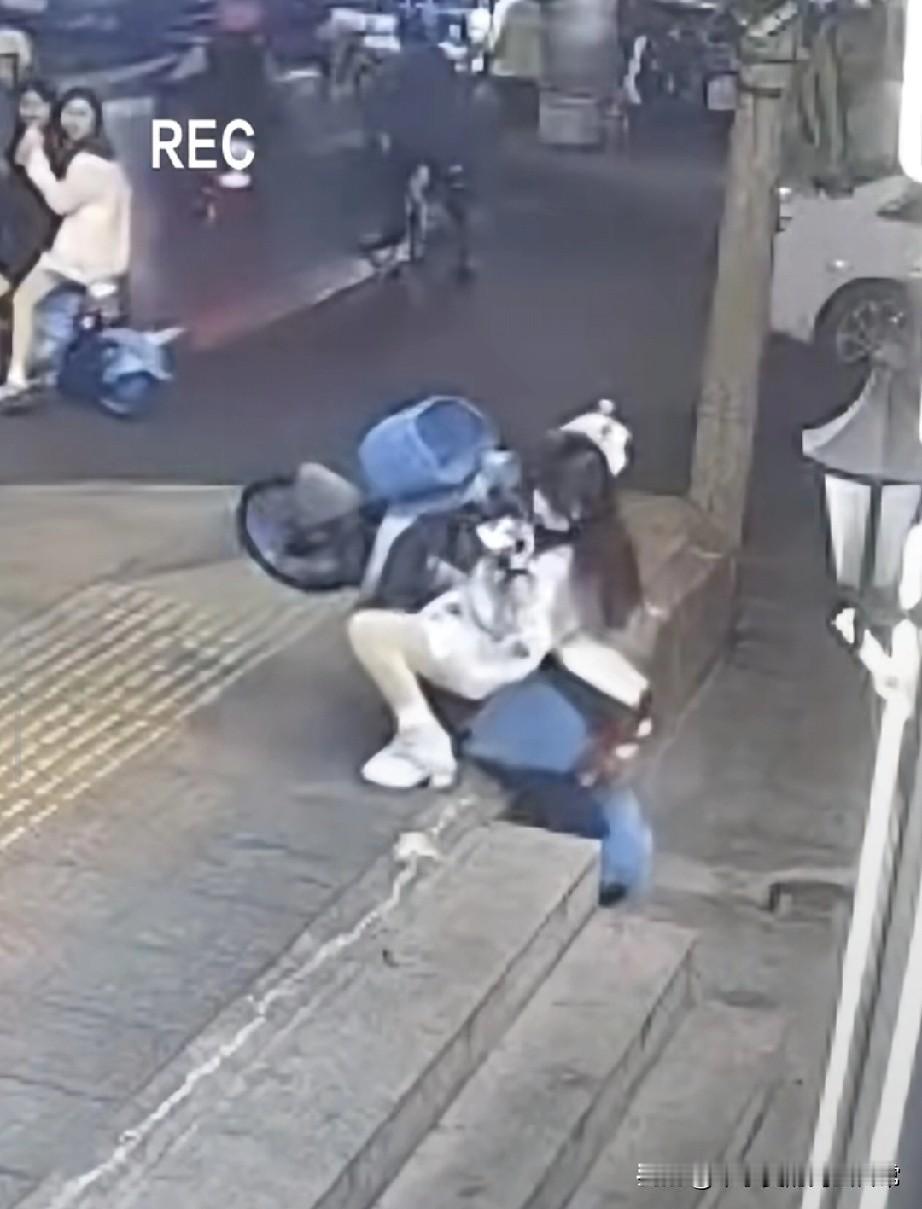 深夜街头姐妹俩骑电车连人带车摔下坡，路人围观却无人搭手，寒心！
 
看完这监控画