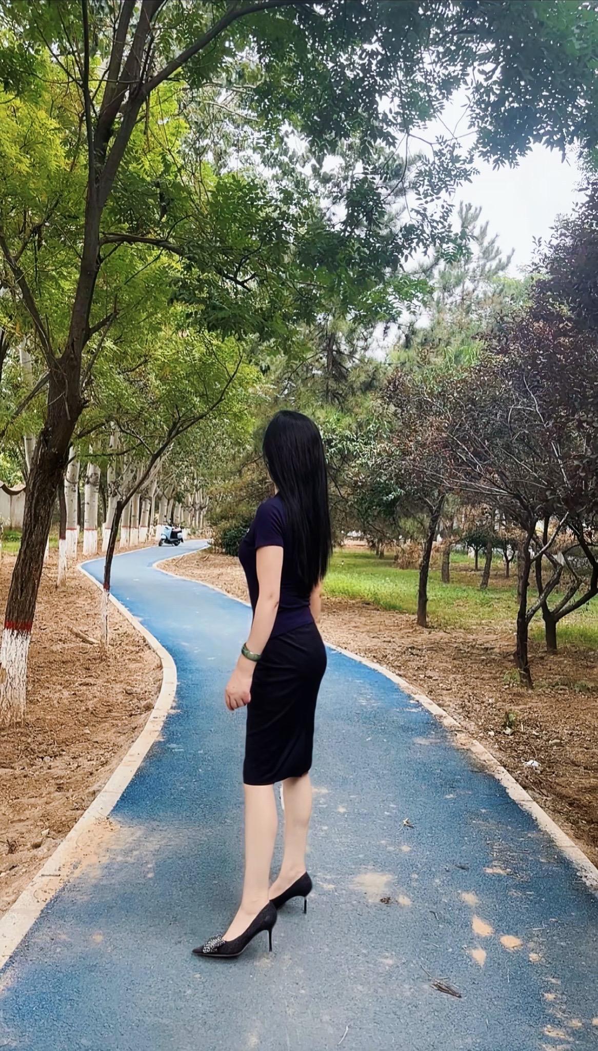 别为身材焦虑，别为皱纹伤神，那是时光授予你的勋功章。每一个年纪的你，都是恰到好处