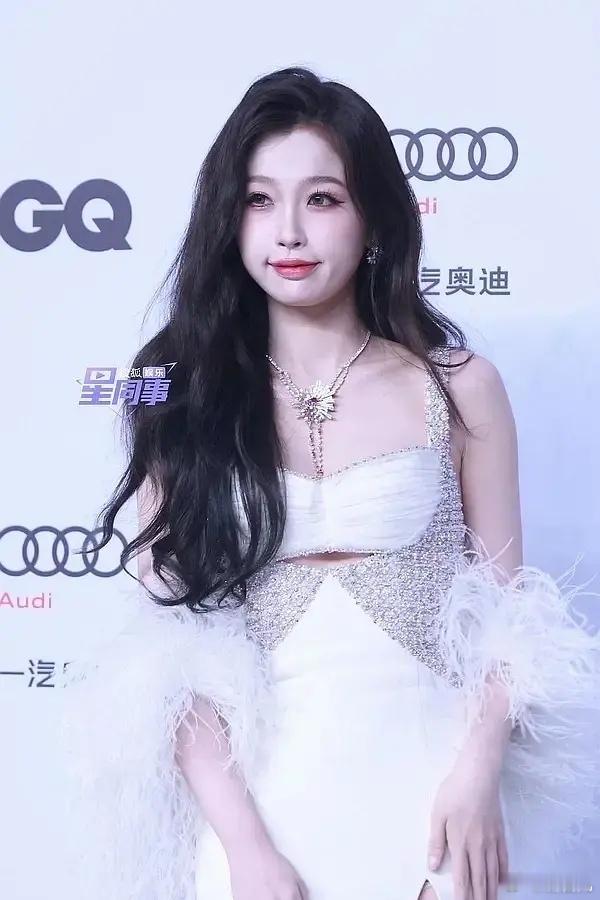 网友提问虞书欣好久都没看到线下活动了？她在好好拍剧呢，又在那里说没线下活动，参加