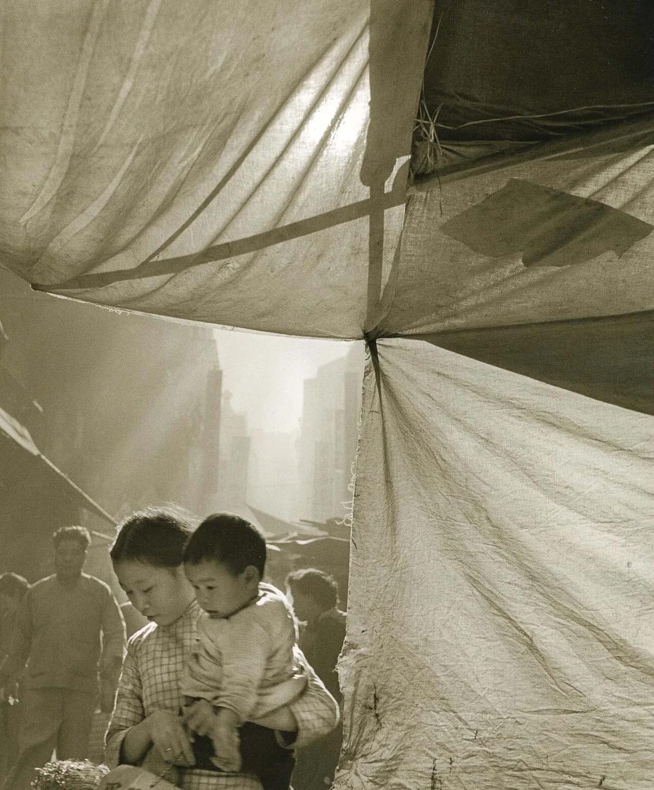 世界著名摄影家系列： Fan Ho（何藩）

何藩1931年生于上海，后随家人移