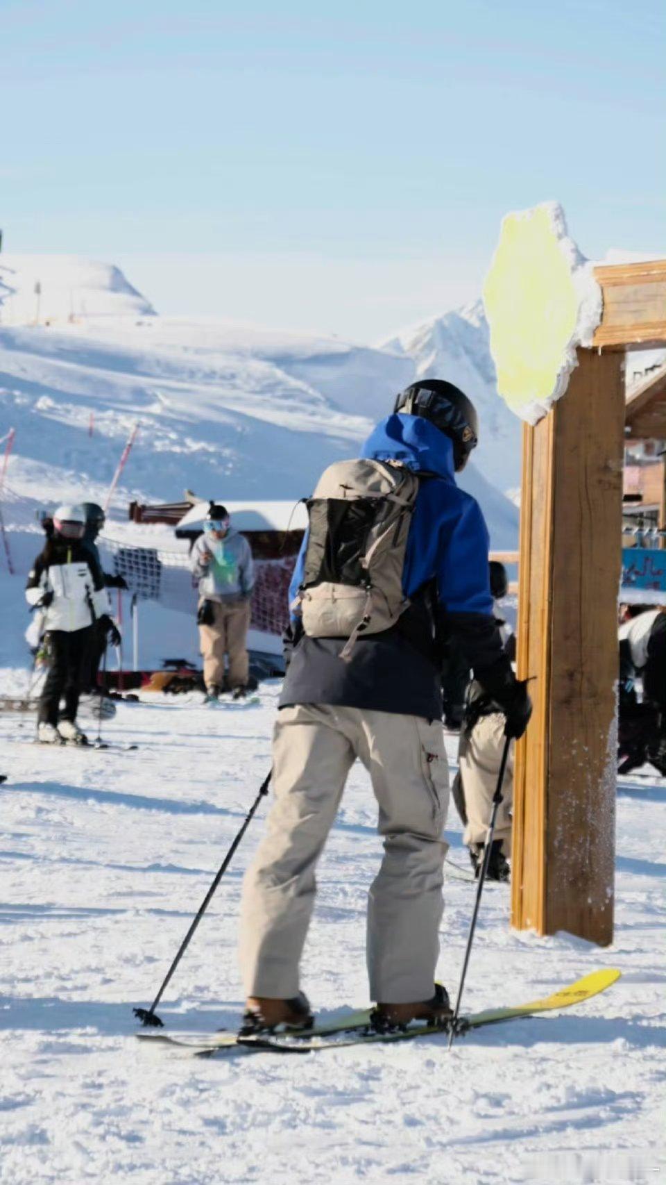 王一博滑雪的时候 还背了一个小书包啊啊啊啊啊 萌萌萌