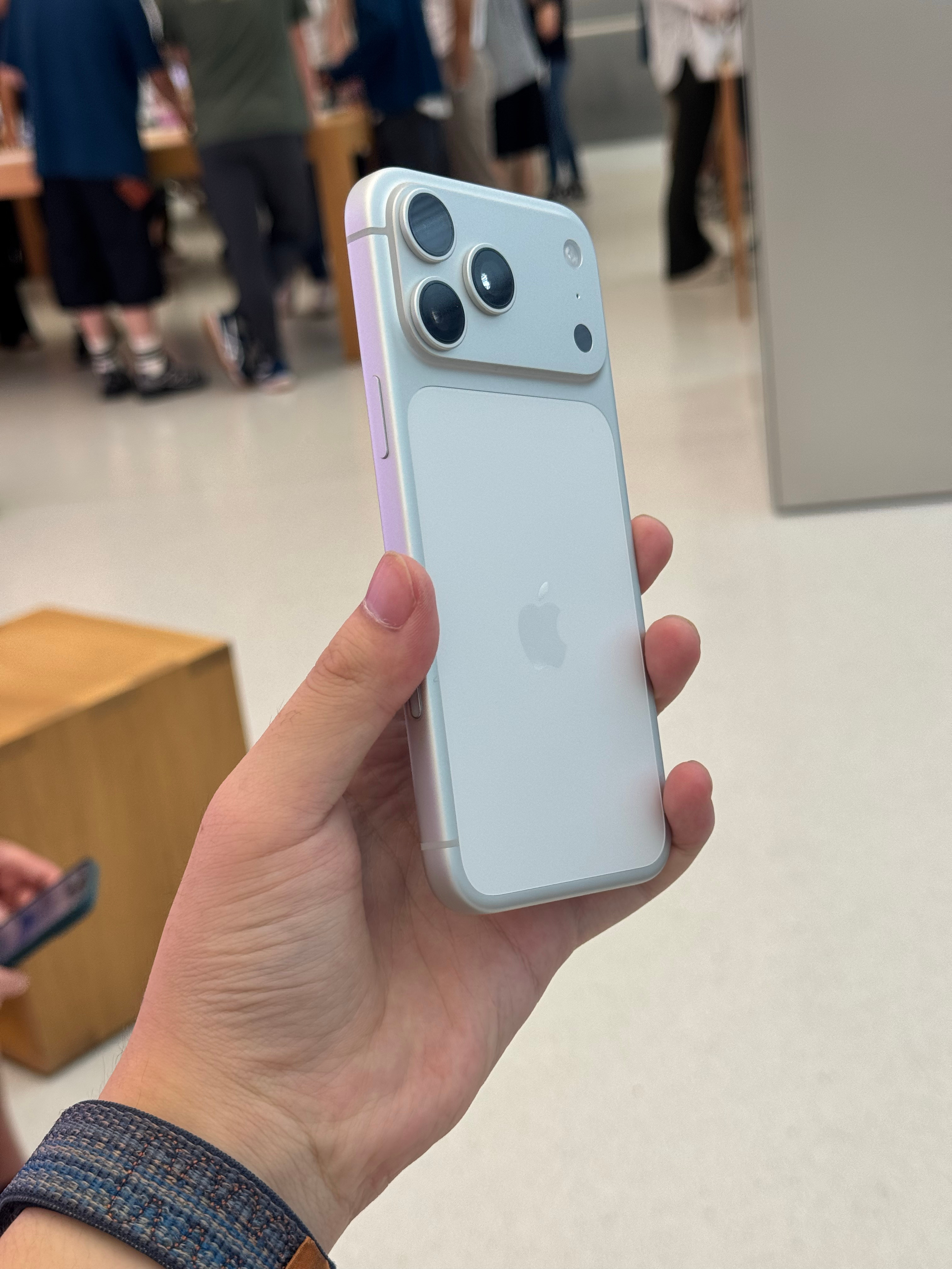 感觉iPhone17 Pro Max 的银色确实挺好看的哈哈[偷笑][偷笑] 而