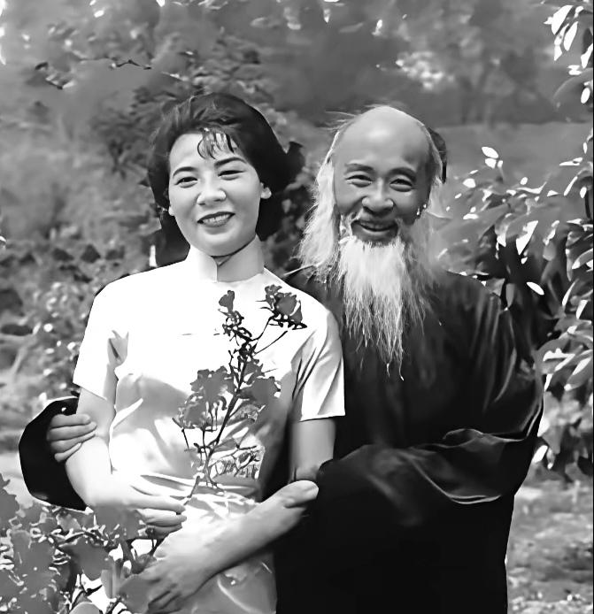 1947年，张大千的四姨太黄凝素，一口气生了八个娃。结果老公嫌她变黄脸婆，转头娶