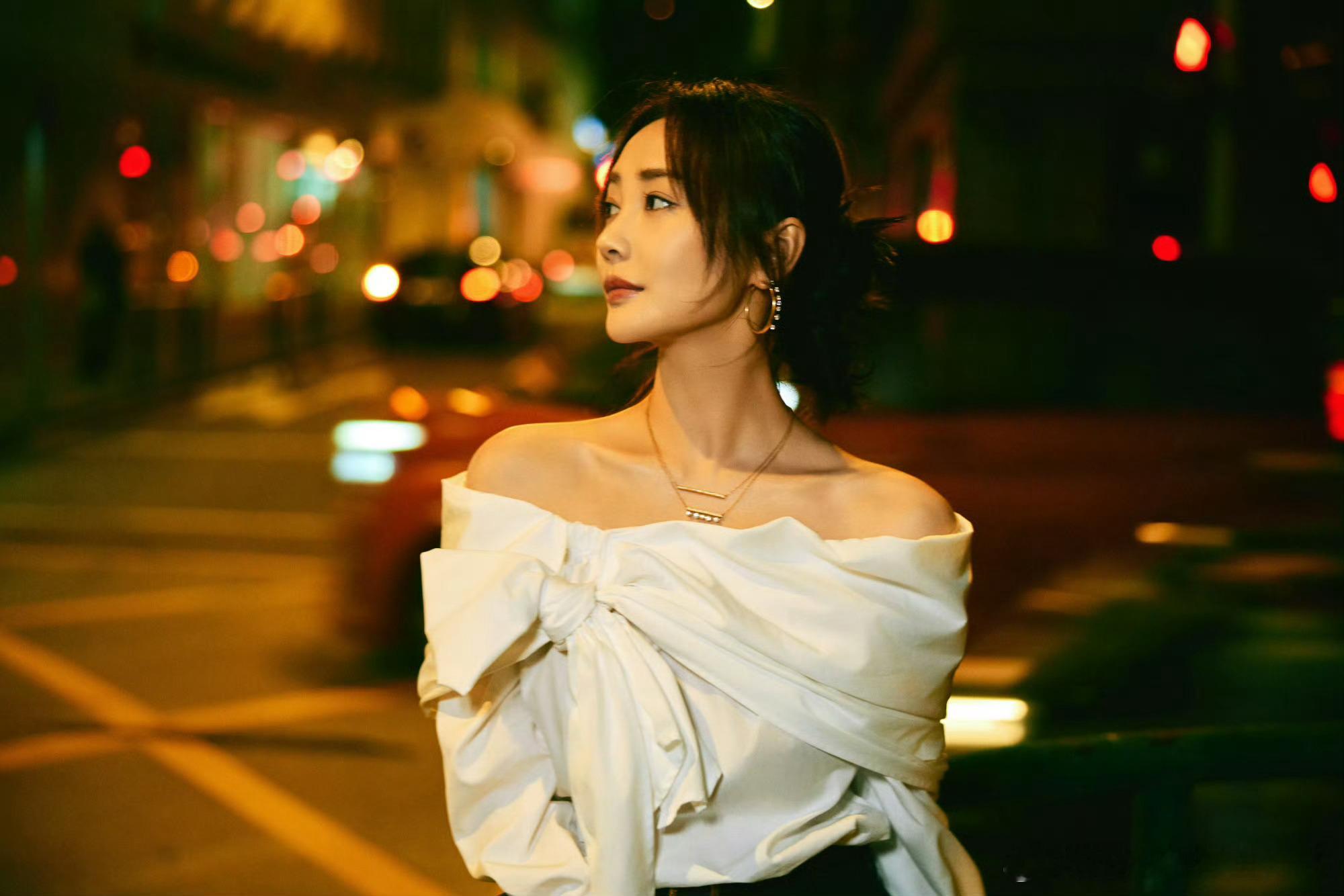 李纯的司理理火到国外了妻子的浪漫旅行李纯转机时被外国友人认出是司理理，经典角色跨