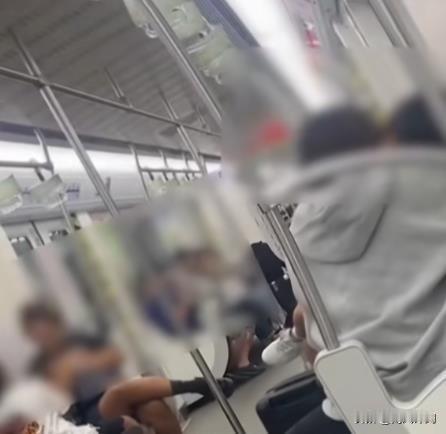 在辽宁大连，一段关于地铁上情侣亲密行为的视频引发了广泛争议。视频中，一对年轻情侣