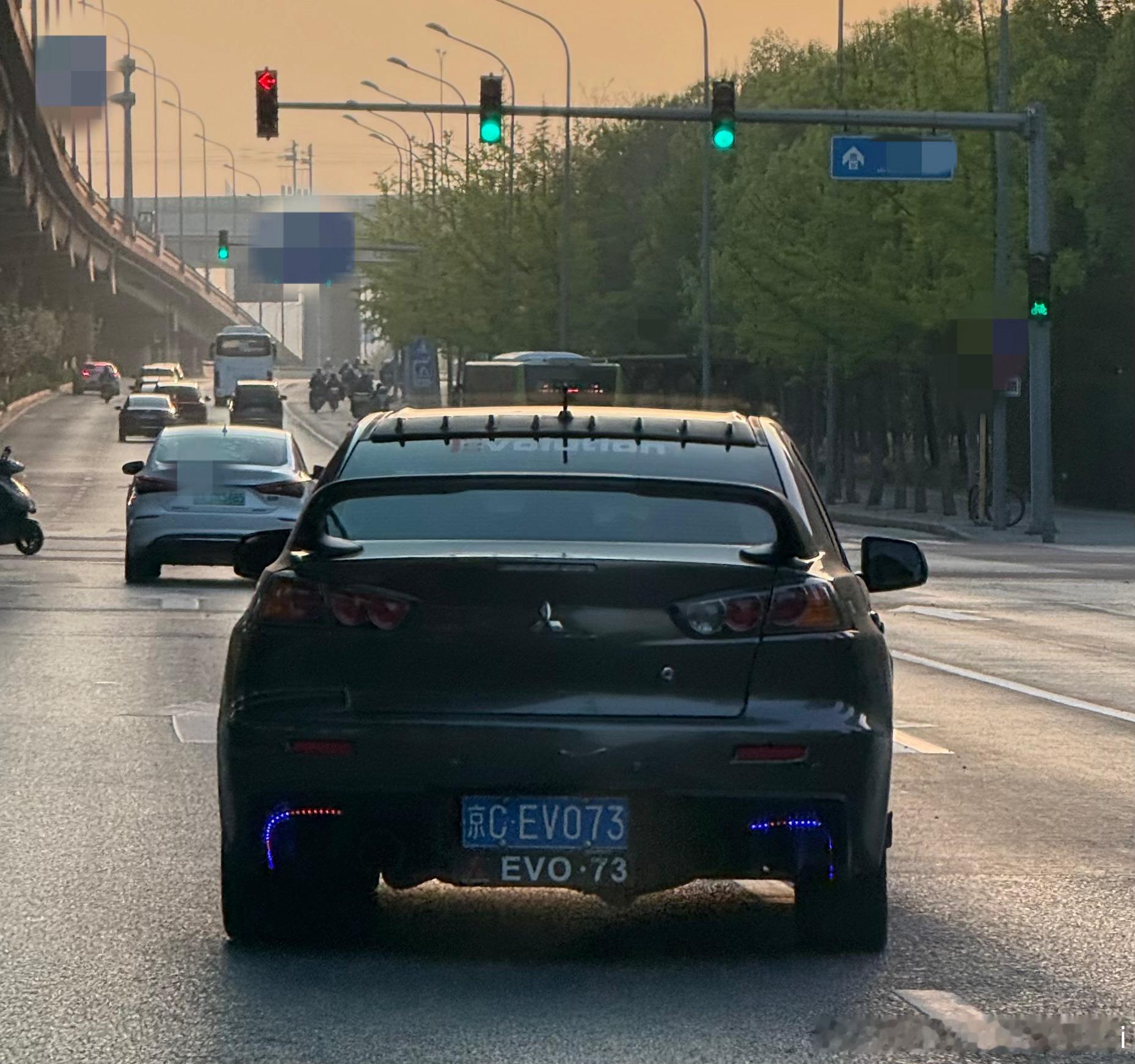 在北京看到很多京J·DMXXX和京C·EV0XX 大哥们这牌是真6啊 