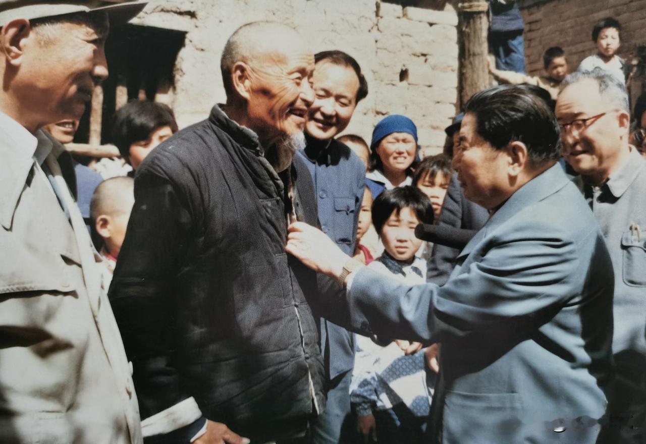 🍁1988年5月，开国上将杨得志卸任后，特意回到老区看望当年的老房东。

具体