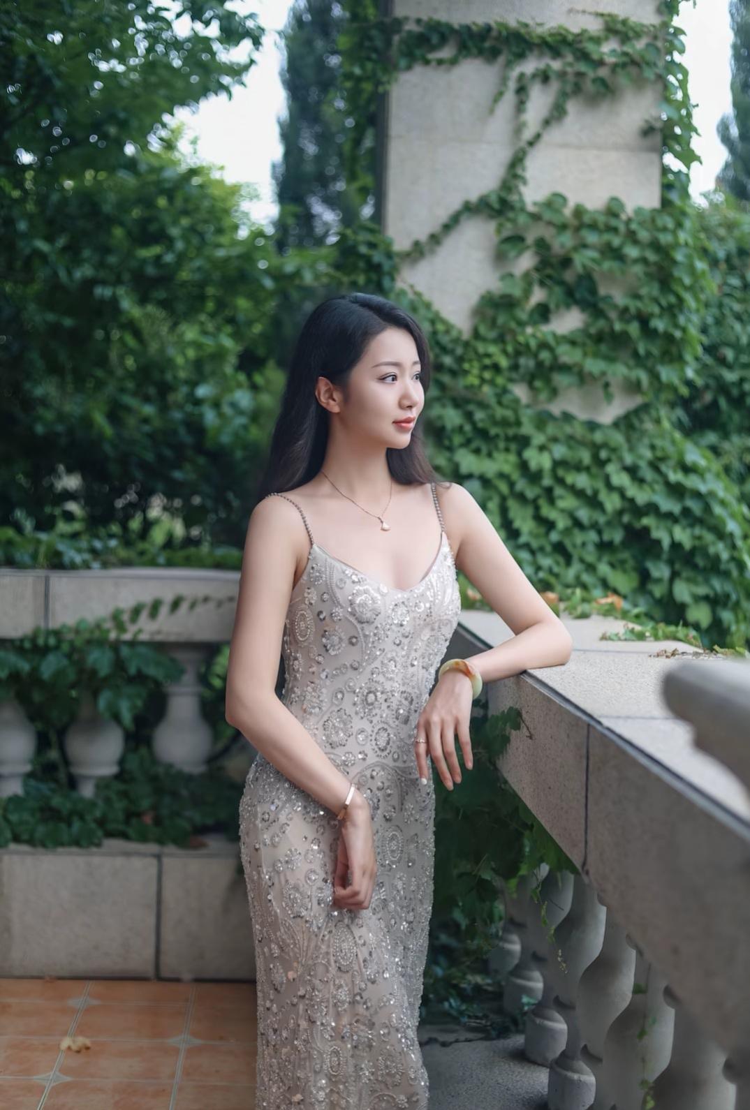 世上美女千千万，穿裙子的占一半[呲牙][呲牙]有种像小姨的感觉……