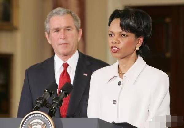 最新消息：美国前总统布什的国家安全顾问兼国务卿康多莉扎·赖斯今天受邀访问白宫！她