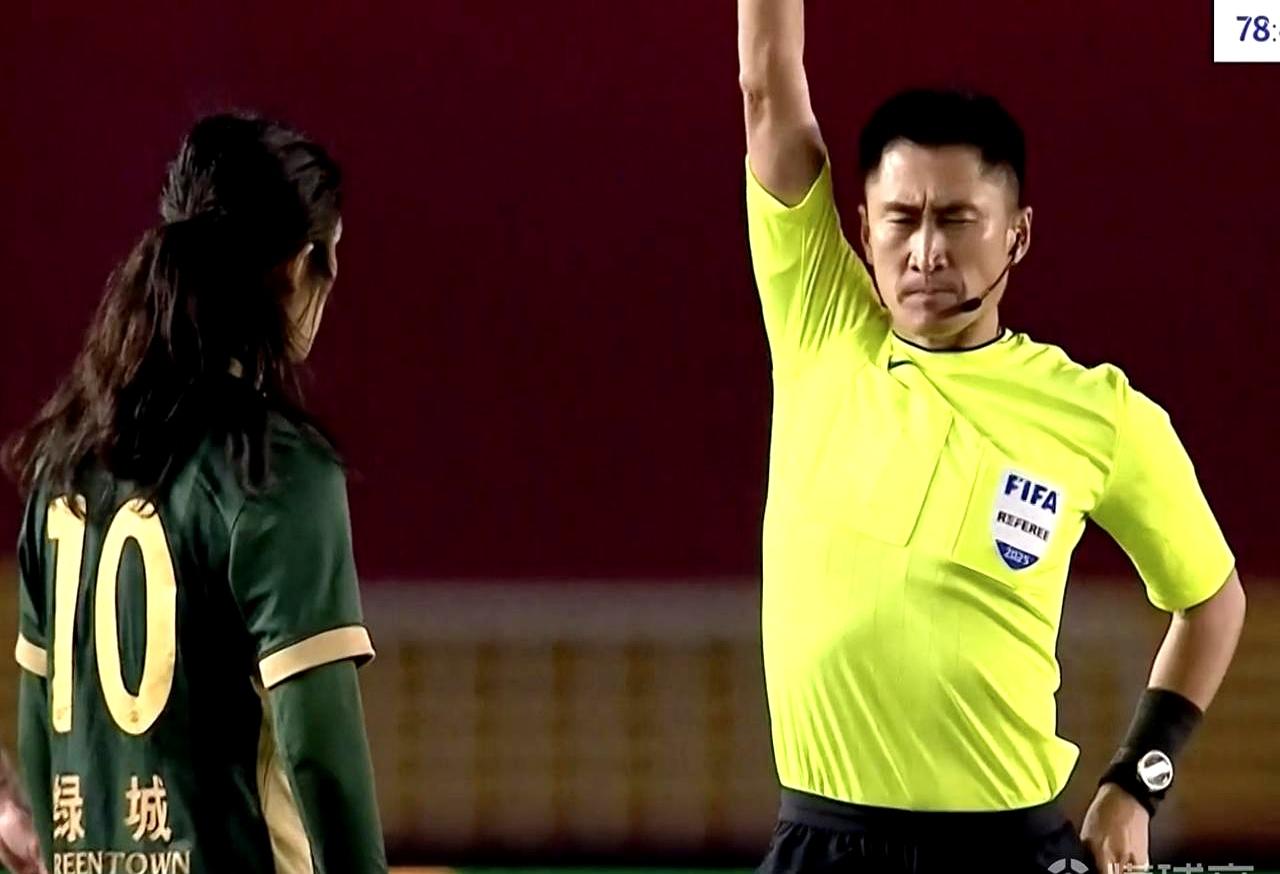 马宁又惹争议了，这次是在亚冠淘汰赛！
 

他在吉达国民对杜海勒的比赛里给了个点