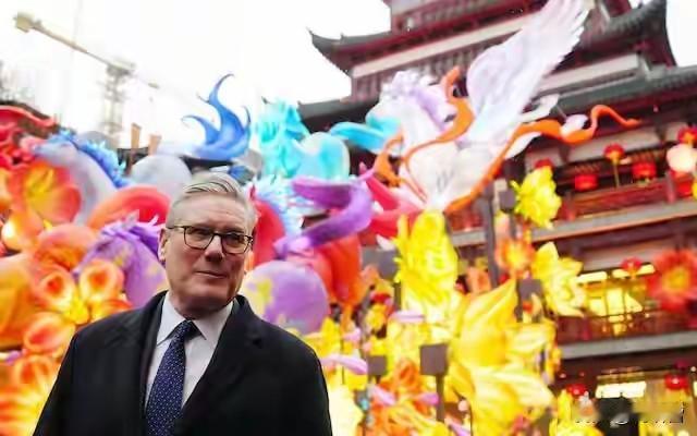 斯塔默拿得起放得下，他最近宣布辞去议员职务，要知道这个议员身份，斯塔默“把持”了