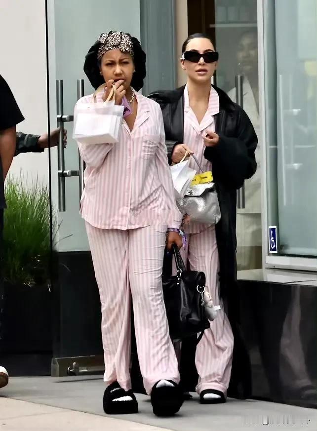 金·卡戴珊带着11岁女儿去做美容。没错，这个女儿North才11岁，西方人真的成