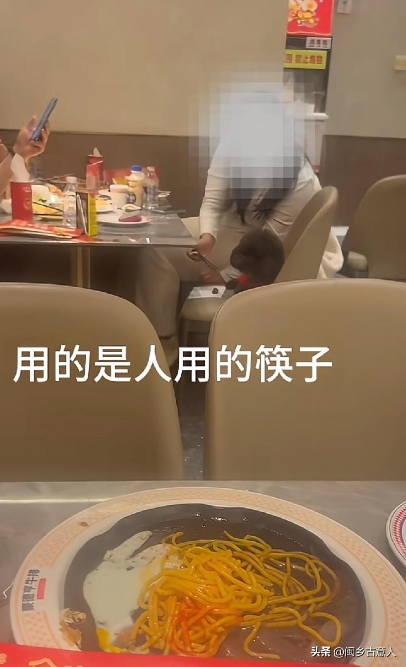 “人狗共用筷子”事件，确实是个乌龙，女子并没有直接拿筷子夹食物喂狗，而是将食物放