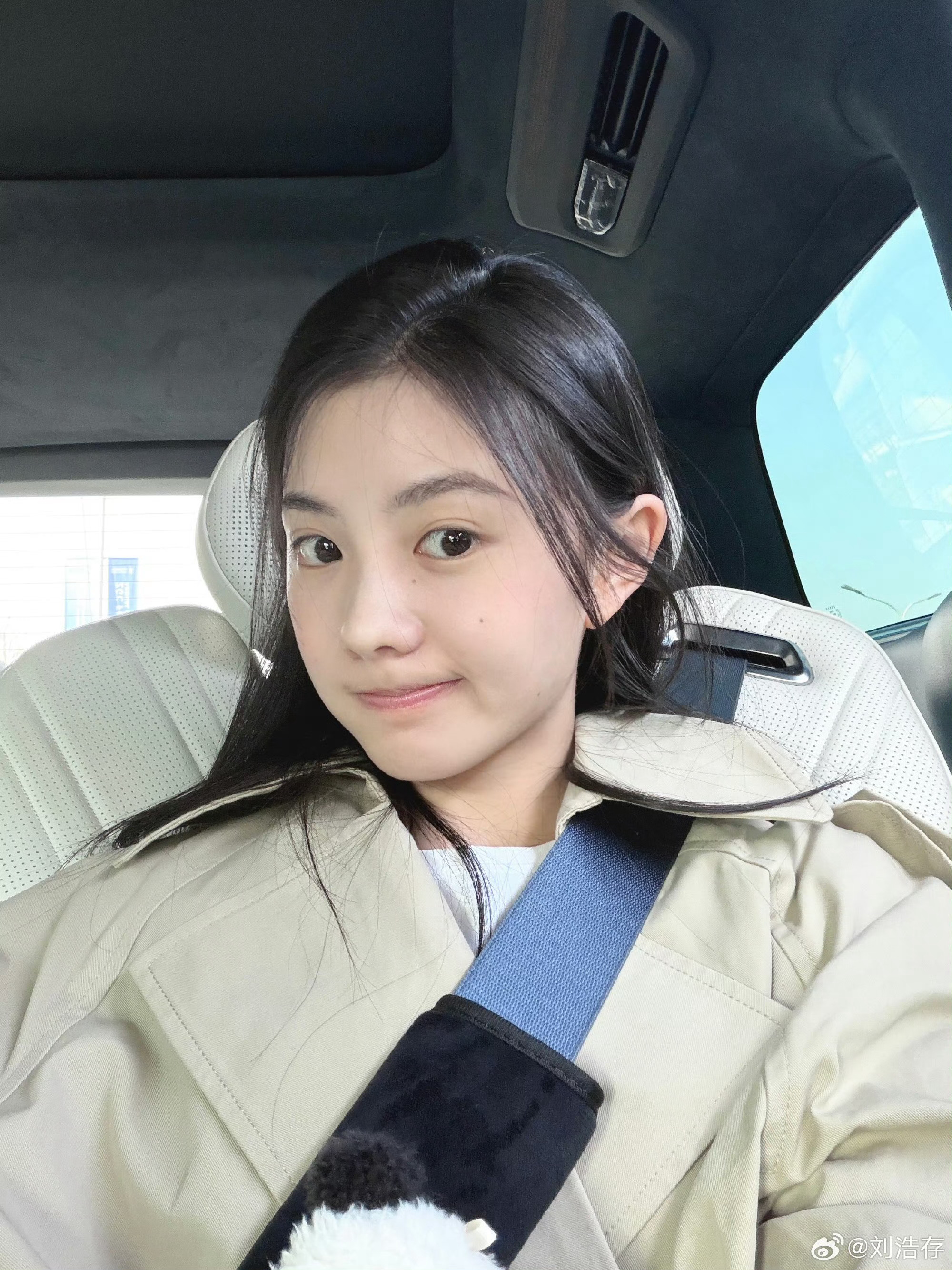 刘浩存今日更新🤳🏻两颗痣也是长得恰到好处的位置