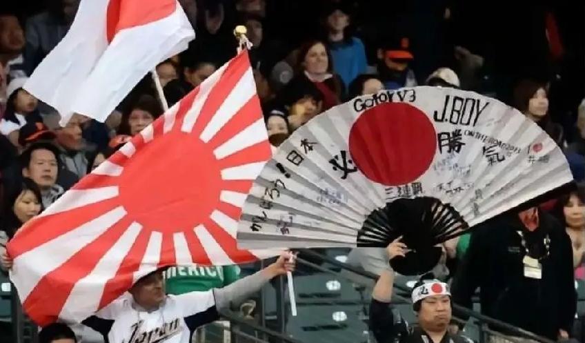 日本球迷世界杯挥舞旭日旗，为何没人管？
 
世界杯日本4：0战胜突尼斯的比赛现场