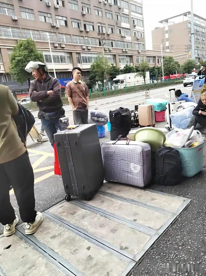 整整上满30天的班，每天上满12个小时，只休一天，车间没有空调，只靠几个工业扇吹